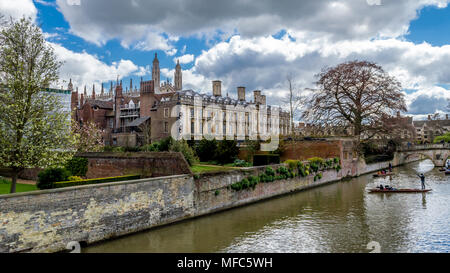 Cambridge, Großbritannien - 17.April 2016: Menschen stochern auf dem Fluss Cam mit Clare College und Clare Bridge im Hintergrund Stockfoto