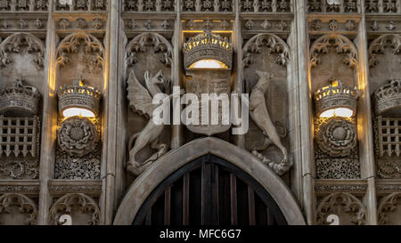 Cambridge, England - 17. April 2016: architektonische Details im Innenraum von Stein geschnitzte Wappen über dem Haupteingang des Kings College Chapel Stockfoto