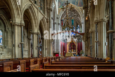 Cambridge, Großbritannien - 23 April, 2016: Die muttergottes und der englischen Märtyrer Kapelle Innenraum der Kirche. Es ist ein großer neugotischen Kirche 1885 erbaut Stockfoto