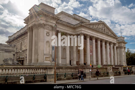 In Cambridge, England, April 23, 2016: Ein Blick auf das FitzWilliam Museum für Antiquitäten und Kunst in Cambridge an einem hellen, sonnigen Morgen, Cambridge Stockfoto