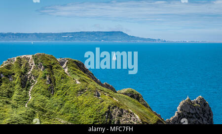 Segelboot von Cliff at Durdle Door, Dorset, Jurassic Coast, England Stockfoto