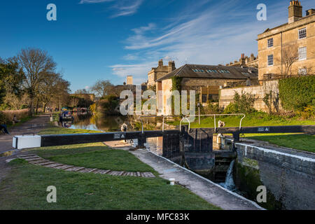 Häuser entlang Kennet und Avon Kanal in Bath, Somerset, UK. Vor 200 Jahren den Kanal eine wichtige Handelsroute zwischen Bristol und London. Stockfoto