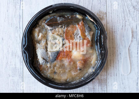 Instand Meeresfrüchte Gilt-Head Dorade Fisch in Kunststoffbehälter mit Gabel/Gedünsteter Fisch Eintopf. Ökologische Lebensmittel. Stockfoto