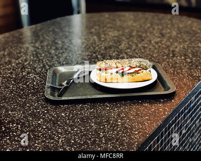 Mozzarella Sandwich in Mohnsamen Brot serviert mit Fach. Fast Food Stockfoto