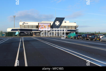 Dünkirchen, Frankreich, 3. April 2018: Das Gebäude des Terminals von Cross Channel Operator DFDS Seaways Fähre im Hafen von Dünkirchen. Mit Fahrzeugen warten Stockfoto