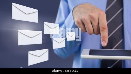 Umschlag schreiben Nachrichten und mit Tablet Mann Stockfoto