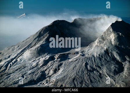 MOUNT SAINT HELENS nur nach der Eruption im Jahre 1980 Mount Hood im Hintergrund. Washington, North Western USA Stockfoto