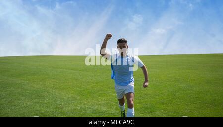 Fußball-Spieler auf Gras mit Sky Stockfoto