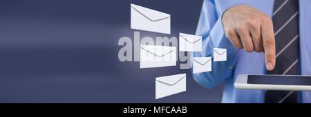 Umschlag schreiben Nachrichten und mit Tablet Mann Stockfoto