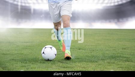 Fußball-Spieler auf Gras mit Fußball im Stadion Stockfoto