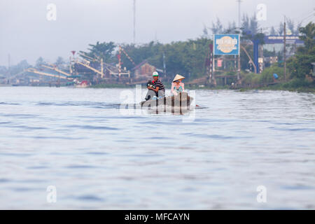 Can Tho, Vietnam - am 19. März 2017: vietnamesische Paar segeln auf einem Boot auf dem Mekong Delta Stockfoto