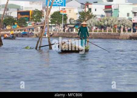 Can Tho, Vietnam - am 19. März 2017: lokale Vietnamesin ist Segeln auf einem Boot auf dem Mekong Delta Stockfoto