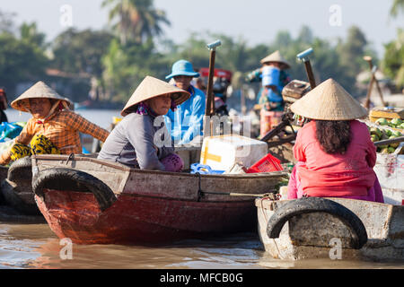 Can Tho, Vietnam - am 19. März 2017: Verkauf von Speisen auf schwimmenden Markt, Mekong River Stockfoto