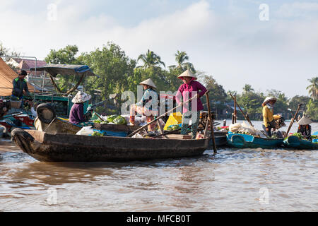 Can Tho, Vietnam - am 19. März 2017: Verkauf von Speisen auf schwimmenden Markt, Mekong River Stockfoto