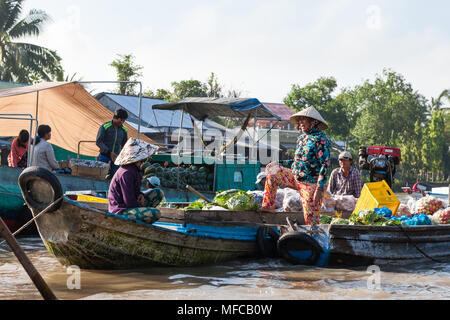 Can Tho, Vietnam - am 19. März 2017: Verkauf von Speisen auf schwimmenden Markt, Mekong River Stockfoto