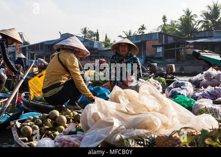 Can Tho, Vietnam - am 19. März 2017: Verkauf von Speisen auf schwimmenden Markt, Mekong River Stockfoto