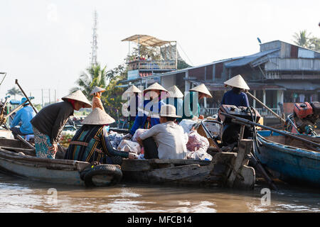 Can Tho, Vietnam - am 19. März 2017: Verkauf von Speisen auf schwimmenden Markt, Mekong River Stockfoto