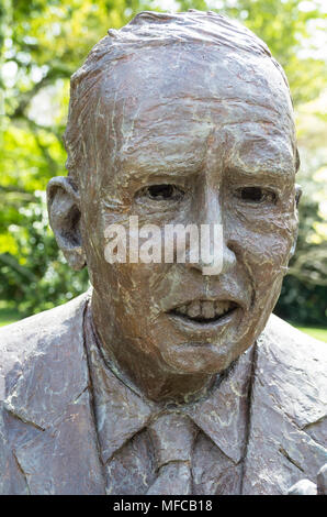 Skulptur von Sir Harold Hillier, berühmter englischer Gärtner, in seinem Arboretum in der Nähe von Romsey Hampshire England Großbritannien Stockfoto