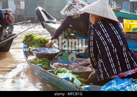 Can Tho, Vietnam - am 19. März 2017: Verkauf von Speisen auf schwimmenden Markt, Mekong River Stockfoto