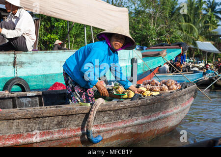 Can Tho, Vietnam - am 19. März 2017: Verkauf von Speisen auf schwimmenden Markt, Mekong River Stockfoto