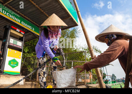 Can Tho, Vietnam - am 19. März 2017: Kauf von Benzin auf dem Mekong Fluss Stockfoto