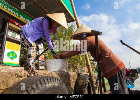 Can Tho, Vietnam - am 19. März 2017: Kauf von Benzin auf dem Mekong Fluss Stockfoto