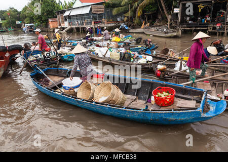 Can Tho, Vietnam - am 19. März 2017: Verkauf von Speisen auf schwimmenden Markt, Mekong River Stockfoto