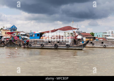 Can Tho, Vietnam - am 19. März 2017: Verkauf von Speisen auf schwimmenden Markt, Mekong River Stockfoto