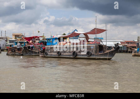 Can Tho, Vietnam - am 19. März 2017: Verkauf von Speisen auf schwimmenden Markt, Mekong River Stockfoto