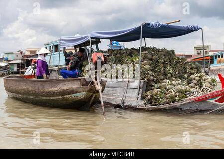 Can Tho, Vietnam - am 19. März 2017: Verkauf von Speisen auf schwimmenden Markt, Mekong River Stockfoto
