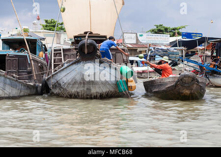 Can Tho, Vietnam - am 19. März 2017: Verkauf von Speisen auf schwimmenden Markt, Mekong River Stockfoto