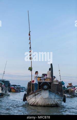Can Tho, Vietnam - am 19. März 2017: der Verkauf von Gemüse auf schwimmenden Markt, Mekong River Stockfoto