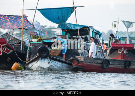 Can Tho, Vietnam - am 19. März 2017: Verkauf von Wassermelonen auf schwimmenden Markt, Mekong River Stockfoto
