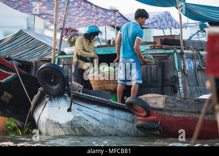 Can Tho, Vietnam - am 19. März 2017: Verkauf von Wassermelonen auf schwimmenden Markt, Mekong River Stockfoto