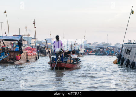 Can Tho, Vietnam - am 19. März 2017: Besuch Schwimmender Markt, Delta des Mekong River Stockfoto