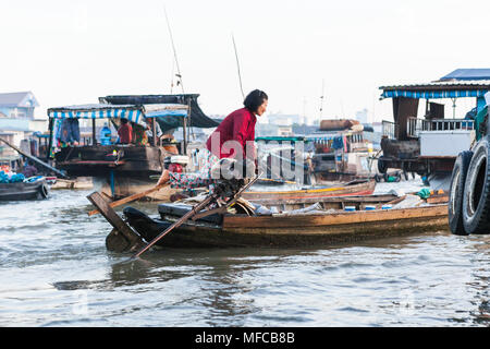 Can Tho, Vietnam - am 19. März 2017: lokale Frau lenkt Ihr Boot über ihr Bein, schwimmenden Markt im Mekong Delta Stockfoto