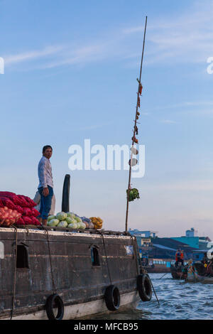 Can Tho, Vietnam - am 19. März 2017: der Verkauf von Gemüse auf schwimmenden Markt, Mekong River Stockfoto