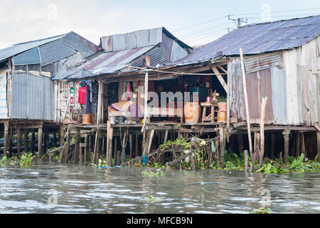 Can Tho, Vietnam - am 19. März 2017: Häuser am Ufer des Mekong Delta Stockfoto