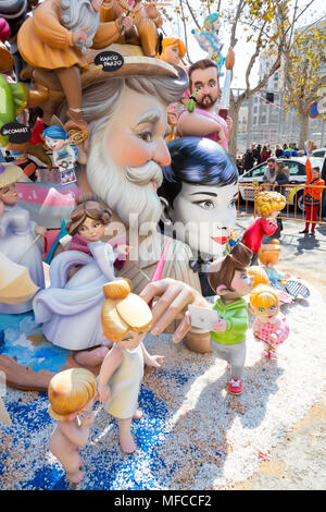 Valencia/Spanien - 16. März 2015: Während des jährlichen Las Fallas Festivals diese Kunstwerke können auf den meisten Straße Ecken in der Stadt gefunden werden, nur zu sein Stockfoto