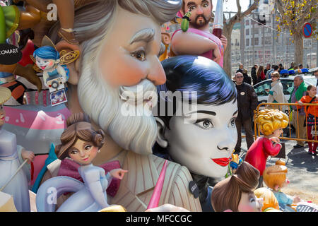 Valencia/Spanien - 16. März 2015: Während des jährlichen Las Fallas Festivals diese Kunstwerke können auf den meisten Straße Ecken in der Stadt gefunden werden, nur zu sein Stockfoto