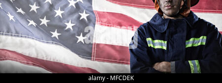 Das zusammengesetzte Bild von schweren Feuerwehrmann mit gekreuzten Armen Stockfoto