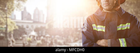 Das zusammengesetzte Bild von schweren Feuerwehrmann mit gekreuzten Armen Stockfoto