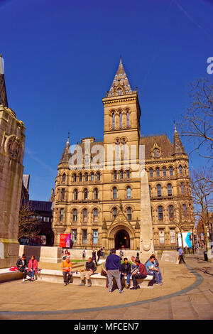 Rathaus von Manchester Richtung Osten verlassen und das Ehrenmal im Stadtzentrum von Manchester, Greater Manchester, England, UK. Stockfoto