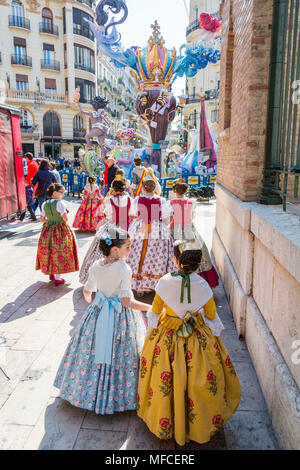 Valencia/Spanien - 16. März 2015: Die jährlich in den Las Fallas Festival in Valencia, Spanien, einheimischen dress up in traditionellen Kostümen zu Parade durch die Stockfoto