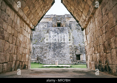 Die Pyramide des Zauberers Blick vom Tor des Klosters, dem alten Ruinen der Maya in Uxmal, Yucatan, Mexiko Stockfoto