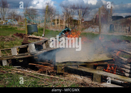 Holzpaletten und allgemeinen Abfall auf eine Zuteilung verbrannt. Stockfoto