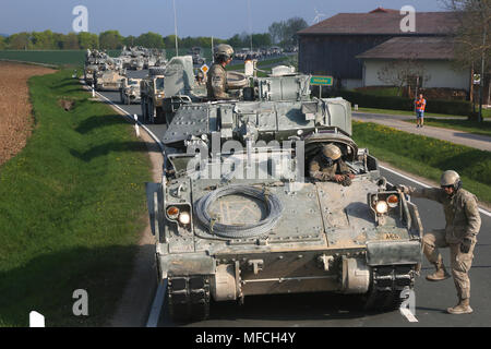 Us-Soldaten zu Apache Truppe, 5 Squadron, 4th Cavalry Regiment, 2. gepanzerte Brigade Combat Team, 1.Infanterie Division zugeordnet sind, führen Sie eine taktische Straße März durch Deutschland, 22. April 2018. Das Joint Warfighting Bewertung (JWA) hilft die Armee aufkommende Konzepte zu bewerten, neue Technologien zu integrieren und Interoperabilität innerhalb der Armee zu fördern, mit anderen Diensten, US-Verbündeten und Partnern. JWA ist die einzige Übung Ort der Beurteilung 27 Konzepte und Fähigkeiten beim Ausrichten mit US-Armee Europa Bereitschaft und andere Komponente Übungen wie kombinierte Lösung von X und der US-Air Force Blue Stockfoto