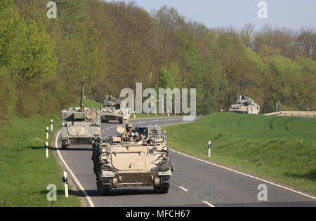 Us-Soldaten zu Blackfoot Truppe, 5 Squadron, 4th Cavalry Regiment, 2. gepanzerte Brigade Combat Team, 1.Infanterie Division zugeordnet wird, führen Sie die größte taktische Straße März in mehreren Jahren in ganz Deutschland, 22. April 2018. Das Joint Warfighting Bewertung (JWA) hilft die Armee aufkommende Konzepte zu bewerten, neue Technologien zu integrieren und Interoperabilität innerhalb der Armee zu fördern, mit anderen Diensten, US-Verbündeten und Partnern. JWA ist die einzige Übung Ort der Beurteilung 27 Konzepte und Fähigkeiten beim Ausrichten mit US-Armee Europa Bereitschaft und andere Komponente Übungen wie kombinierte Reso Stockfoto