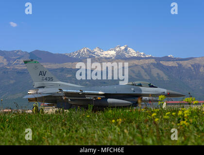 F-16 Fighting Falcons sitzen auf der Flightline in Aviano Air Base, Italien, 19. April 2018. Flieger von der 36th Aircraft Maintenance Unit routinemäßige Wartung auf die Düsen durchführen, bevor Sie fliegen. Stockfoto