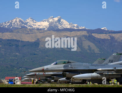 F-16 Fighting Falcons sitzen auf der Flightline in Aviano Air Base, Italien, 19. April 2018. Flieger von der 36th Aircraft Maintenance Unit routinemäßige Wartung auf die Düsen durchführen, bevor Sie fliegen. Stockfoto